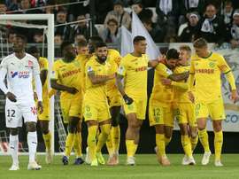 Les joueurs de Nantes se congratulent après un but de Gabriel Boschilia face à Amiens. AFP