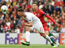 Fabian Schar devance la star du Portugal Cristiano Ronaldo auteur d'un triplé. AFP