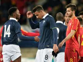 La déception du Français Corentin Tolisso (c) après le match nul (1-1) contre la Macédoine en qualifications pour lEuro-2017, le 28 mars 2016 au Mans