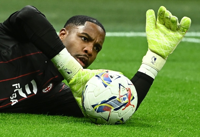 Chelsea set deadline as Maignan talks stall over valuation gap