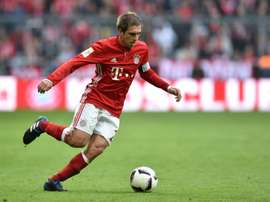 Le défenseur du Bayern Philipp Lahm contrôle le ballon lors du match face à Francfort. AFP