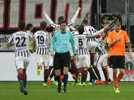 Les joueurs de Francfort se congratulent après un but contre Darmstadt. AFP