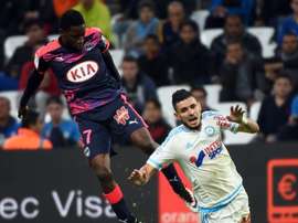 Le milieu bordelais André Biyogo Poko à la lutte avec celui de Marseille Rémy Cabella au stade Vélodrome, le 10 avril 2016