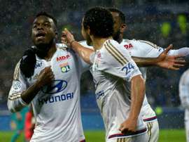 Maxwell Cornet félicité par ses coéquipiers après son but contre le Gazélec Ajaccio. AFP