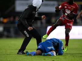 Un homme cagoulé agresse le gardien d'Östersund Keita lors du match contre Jönköping en Suède. AFP