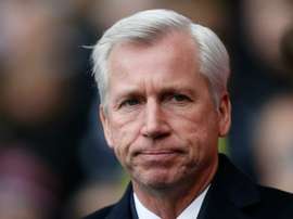 Le manager de Crystal Palace, Pardew observe le match face à Tottenham en Coupe d'Angleterre. AFP