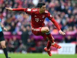 Lewandowski a du mal à jouer contre Ramos. AFP