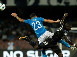 Le défenseur niçois Malang Sarr (d) à la lutte avec celui de Naples Elseid Hysaj. AFP
