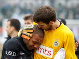 Everton Luiz sort en pleurs après avoir était victime de cris racistes à Belgrade. AFP