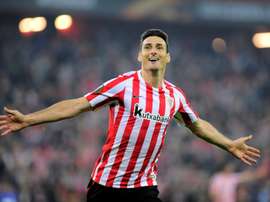 Messi salue la carrière d'Aduriz. AFP