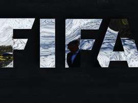 Un homme passe devant le siège de la Fifa, le 18 mars 2016 à Zurich