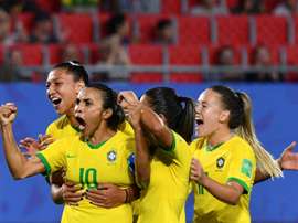 Marta (g) est congratulée par ses coéquipières après avoir inscrit un but contre l'Italie. AFP