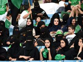 Des femmes saoudiennes assistent, dans un stade de Ryad, à une commémoration. AFP