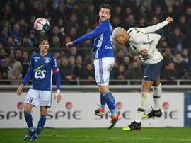 Kylian Mbappé fait une tête sur le terrain de Strasbourg. AFP