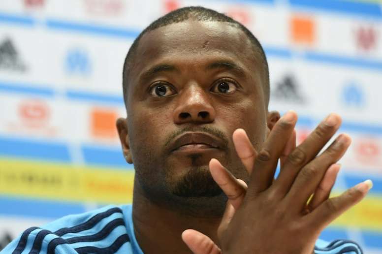 Le défenseur français Patrice Evra sous le maillot de Marseille, en conférence de presse au stade Vélodrome, le 23 août 2017