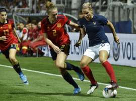 Eugénie Le Sommer (d) buteure lors de la victoire 2-0 sur l'Espagne en match amical. AFP