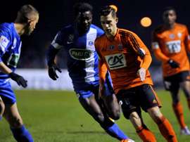 Le Lorientais Maxime Barthelmé avec le ballon lors du match de 8es de finale de la Coupe de France à Sarre-Union, le 10 février 2016