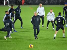Deschamps no le quita ojo a su pupilo. AFP/Archivo