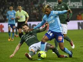 Clinton Njie taclé par le stéphanois Mathieu Debuchy. AFP