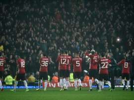 Les joueurs de Manchester United communient avec leurs fans lors du déplacement à Blackburn. AFP