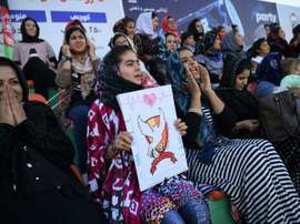 Des supportrices afghanes assistent à un match de foot à Kaboul. AFP