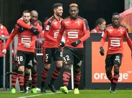 Les Rennais congratulent Morgan Amalfitano (g) après son but face à Nice au Roazhon Park. AFP