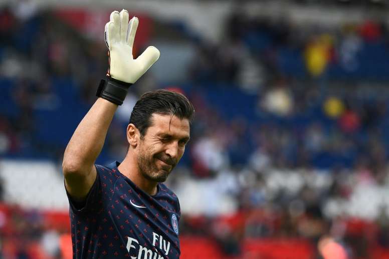 Buffon saluda a la historia. AFP