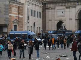 Les forces de l'ordre investissent la Place du peuple. AFP