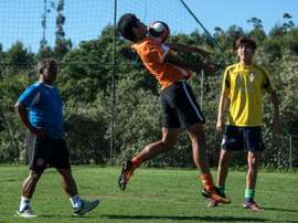 Tout le monde veut apprendre le football. AFP
