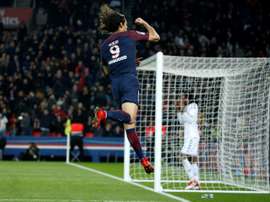 Cavani anotó un doblete en sólo seis minutos. AFP
