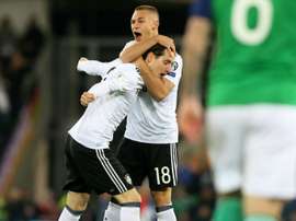 L'Allemand Joshua Kimmich congratule son compatriote Sebastian Rudy après son but. AFP