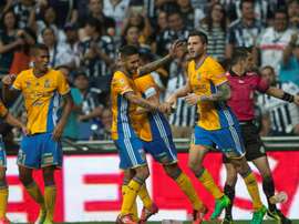L'attaquant André-Pierre Gignac (d) célèbre son but lors du match contre Monterrey. AFP