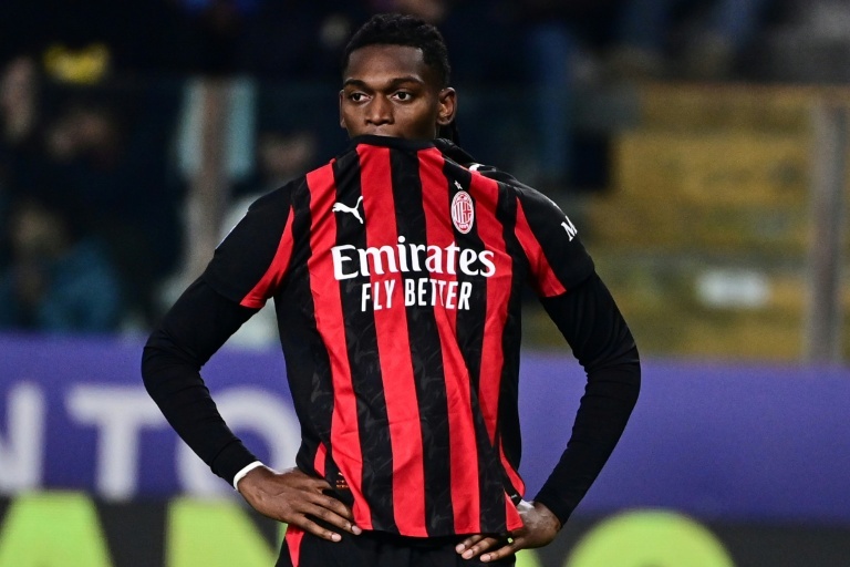 El Milan deja abierta la puerta del liderato