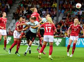 Sanne Troelsgaard marque pour le Danemark contre la Belgique à l'Euro.