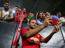 Mata prend des photos avec des supporters après un match de pré-saison contre Club America. AFP