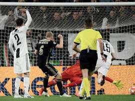 La coincidenza tra il gol di Van De Beek e Nouri. AFP