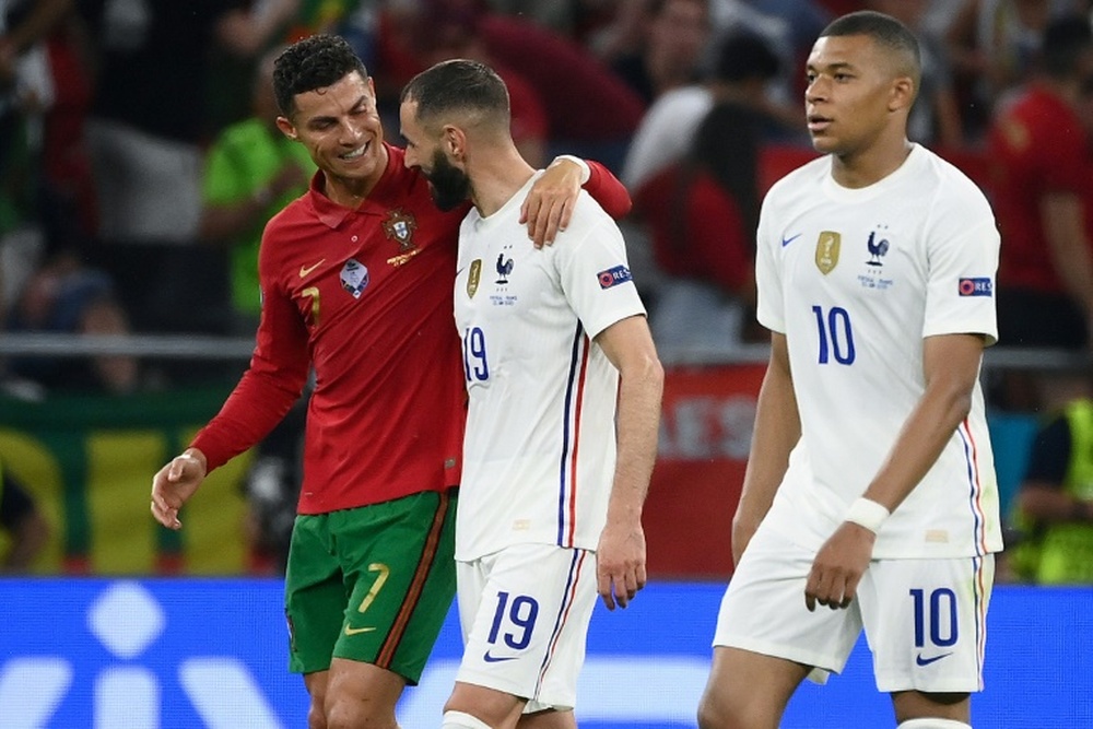 Benzema and Cristiano chatting after the final whistle. AFP/Archivo