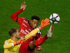 Lens laisse filer la tête, Guingamp rend hommage à Julan. GOAL