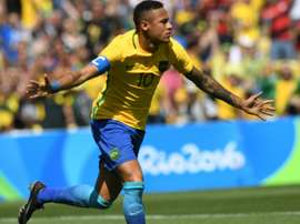 L'attaquant brésilien Neymar fête un but face au Honduras au Maracana lors des JO de Rio. AFP