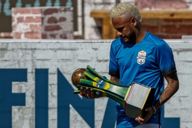 Neymar répond aux exigences du Barça à sa manière. AFP