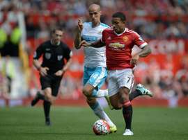 Lattaquant de Newcastle Gabriel Obertan (g), à la lutte avec le milieu de Manchester United Memphis Depay à Old Trafford, le 22 août 2015