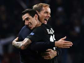 Angel Di Maria dans les bras de son entraîneur Thomas Tuchel. AFP