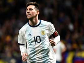 Existem dois Messi: o que joga na Argentina e o que joga no Barcelona. AFP