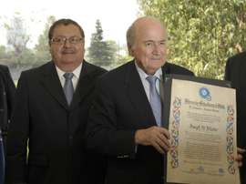 Rafael Salgado (à gauche), alors membre du comité exécutif de la Fifa, à côté de Sepp Blatter. AFP