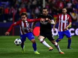 Antoine Griezmann face au défenseur du Bayer Leverkusen Roberto Hilbert. AFP