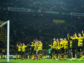 Os jogadores do Dortmund celebram o regresso às vitórias perante a sua 'Parede Amarela'. AFP