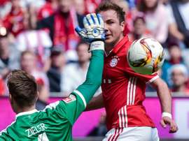 Ron-Robert Zieler face à Mario Götze lors du match de Hanovre face au Bayern, le 14 mai 2016 à Munich