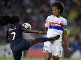 La capitaine de Lyon Wendie Renard à la lutte avec Aminata Diallo du PSG. AFP