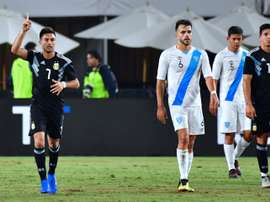 Gonzalo Martinez (c) ouvre le score sur penalty pour l'Argentine. AFP