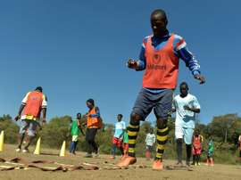 Le Kényan Henry Eshiboko (c) lors dune séance dentraînement avec les Kibera Black Stars. AFP